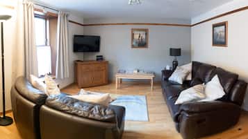 Apartment, 2 Schlafzimmer | Wohnbereich | 42-Zoll-Smart-TV mit Satellitenempfang, Fernseher