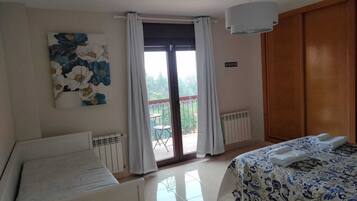 5 Schlafzimmer, Schreibtisch, Bügeleisen/Bügelbrett, Reisekinderbett