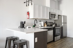 Geladeira, micro-ondas, fogão, cooktop