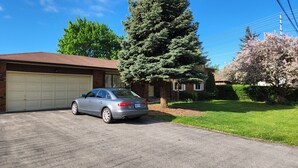 Un garage residenziale con un'auto parcheggiata.
