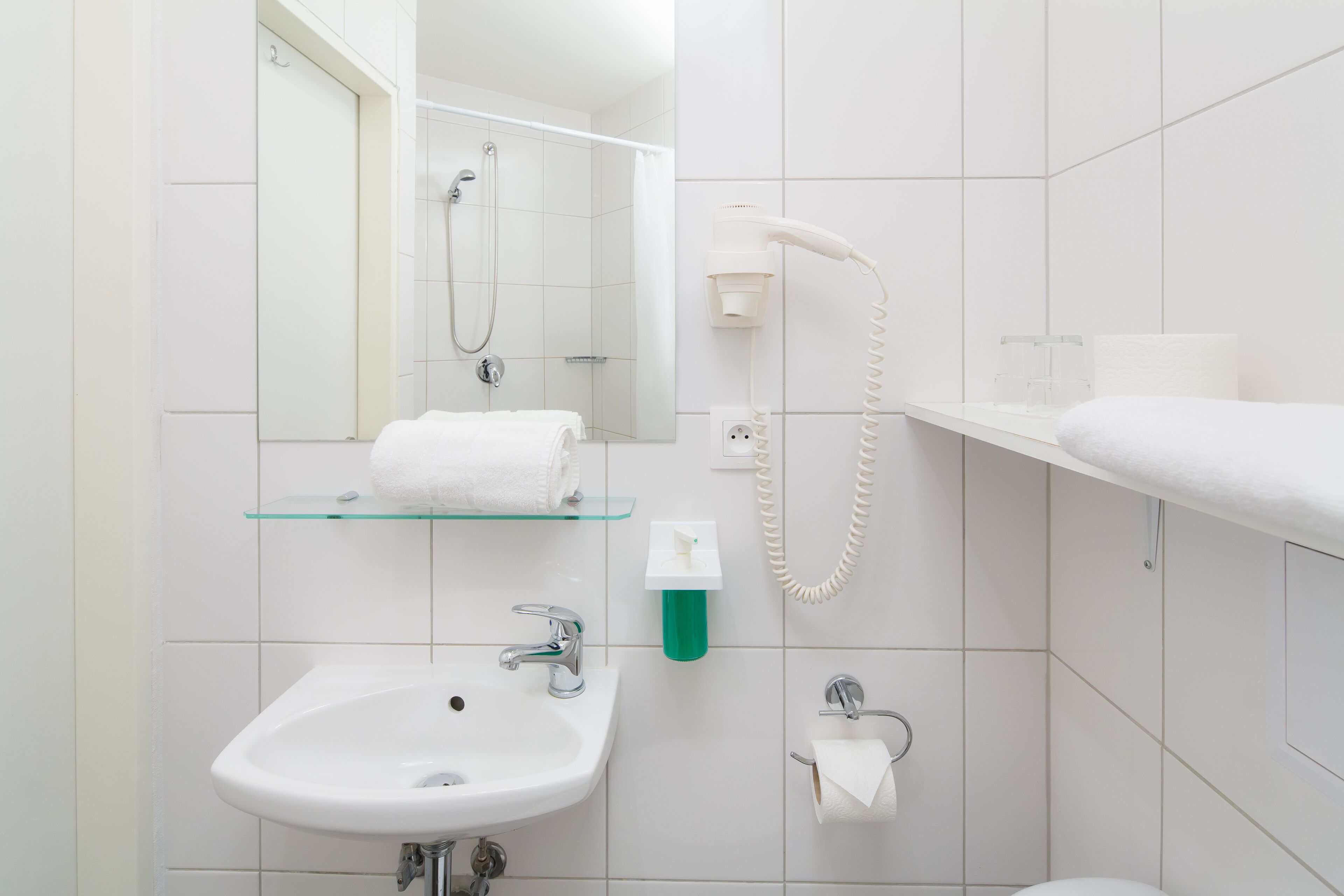 Douche, serviettes fournies, savon, shampoing