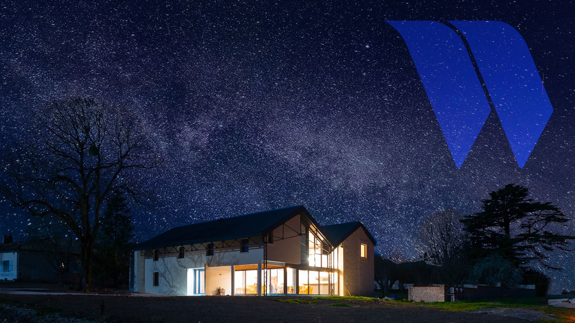 Une maison moderne dotée de grandes fenêtres et dont l’intérieur est visible de l’extérieur.