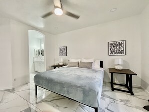 3 camere, una scrivania, ferro/asse da stiro, culla da viaggio