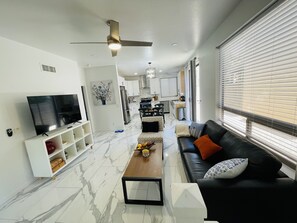 Smart TV, tavolo da calcetto, libri