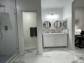 Dusche, Haartrockner, Bidet, Handtücher