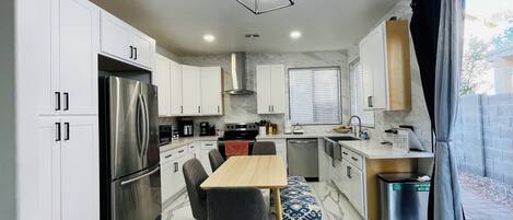 Refrigerador, microondas, horno, placa de cocina