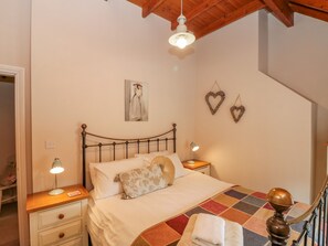 Cottage | 2 bedrooms, individually decorated, individually furnished, free WiFi