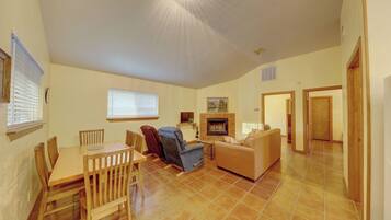 Een televisie en een tafeltennistafel