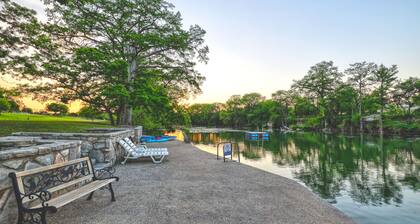 Private riverfront, kayaks, vacation cabin - Hunt, TX