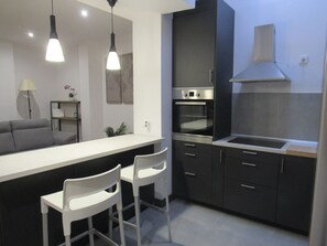 Een magnetron, een oven, een kookplaat, een koffiezetapparaat/waterkoker