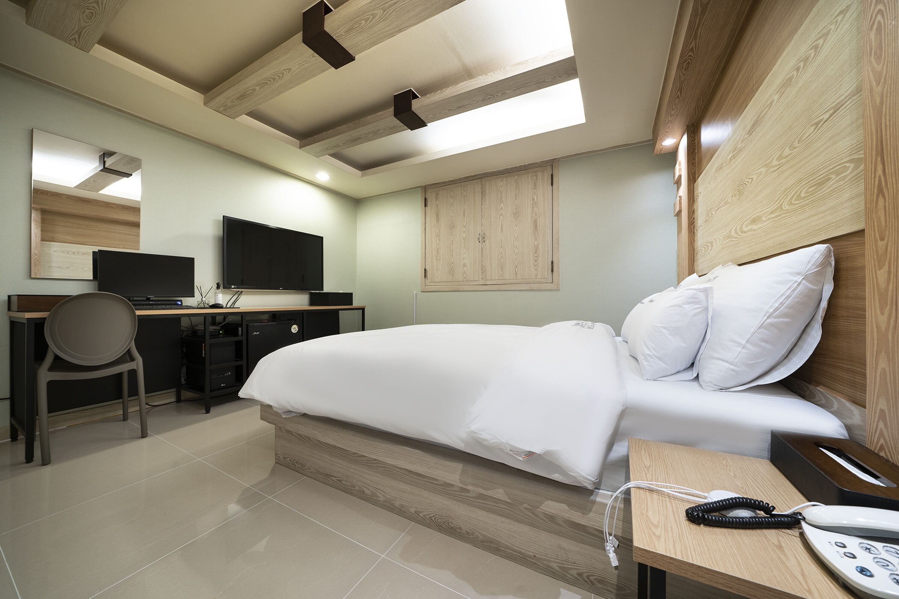 Premium bedding, down comforters, free minibar, desk