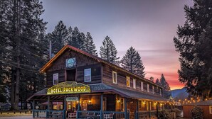 Un edificio de madera histórico con un letrero de neón que dice "Hotel Packwood".