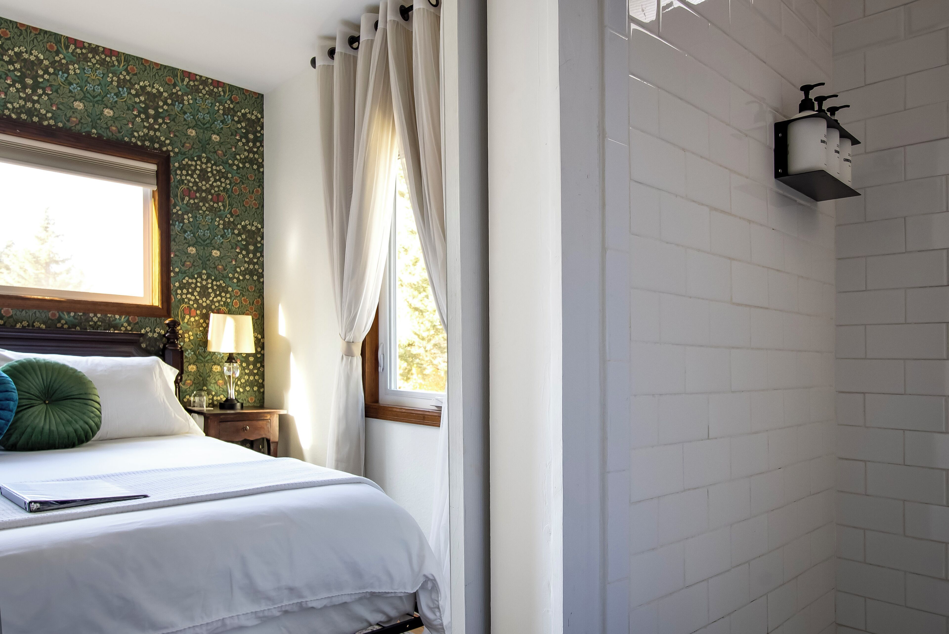 1 habitación, cortinas blackout, tabla de planchar con plancha y wifi 