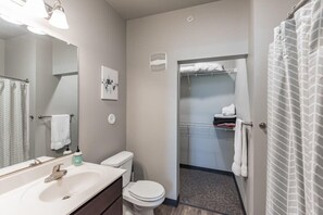 Bathtub, towels