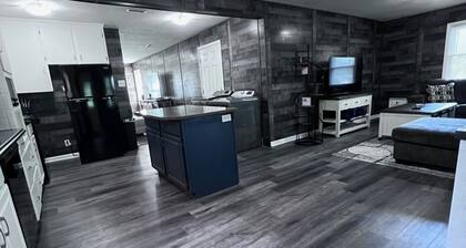 Chic 3br/1ba home~Convenient SW Topeka location~Sleeps 6