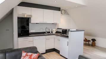 Een koelkast, een microgolfoven, een kookplaat, een vaatwasser