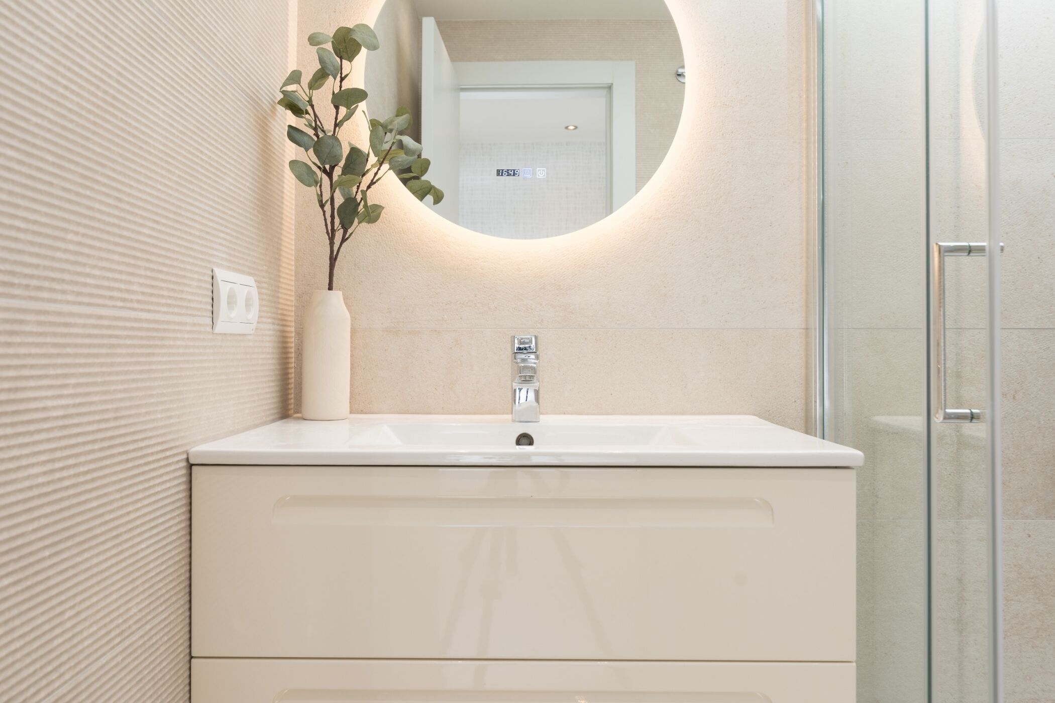Een douche, een haardroger, handdoeken