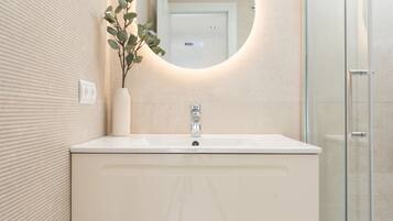 Een douche, een haardroger, handdoeken