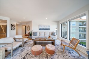 Smart TV, fireplace, Netflix, Hulu