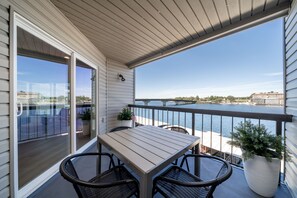 Outdoor dining - CASTAWAY on Lake Hamilton - 3 bedroom with boat slip (Hot Springs)