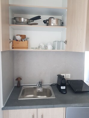 Kühlschrank, Herdplatte, Wasserkocher mit Kaffee-/Teezubehör