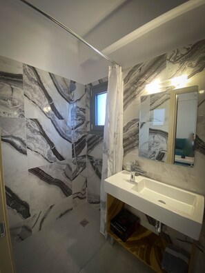 Badewanne, Haartrockner, Bidet, Handtücher