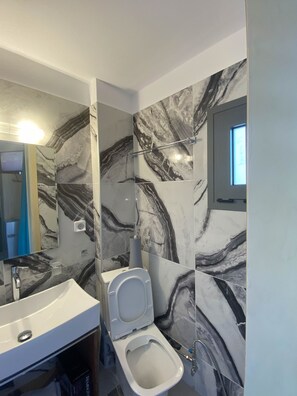 Badewanne, Haartrockner, Bidet, Handtücher