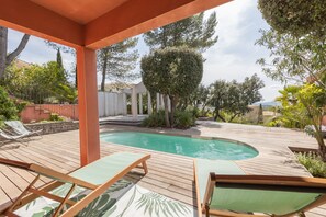 Una piscina al aire libre