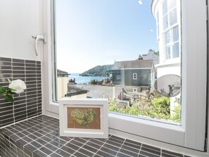 4 habitaciones, decoración personalizada y muebles diferentes 