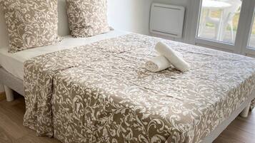 4 slaapkamers, een bureau, een strijkplank/strijkijzer, gratis wifi