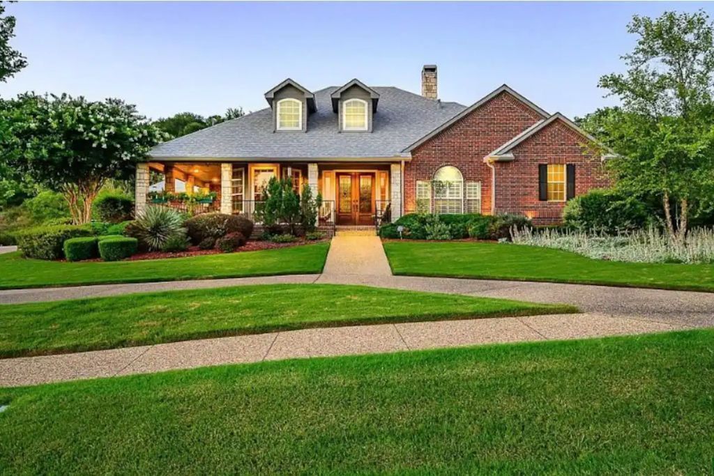Serene 1 acre private home near Joe Pool Lake
