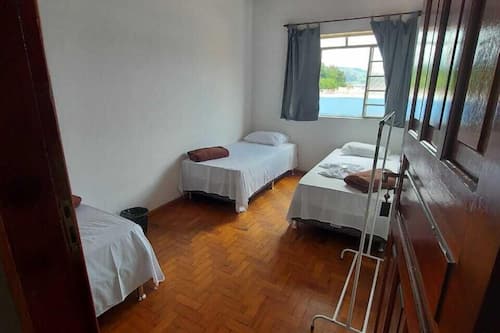 Minibar, escritorio, espacio para trabajar con laptop y wifi gratis