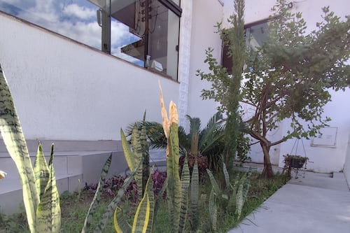 Vista frontal de la propiedad