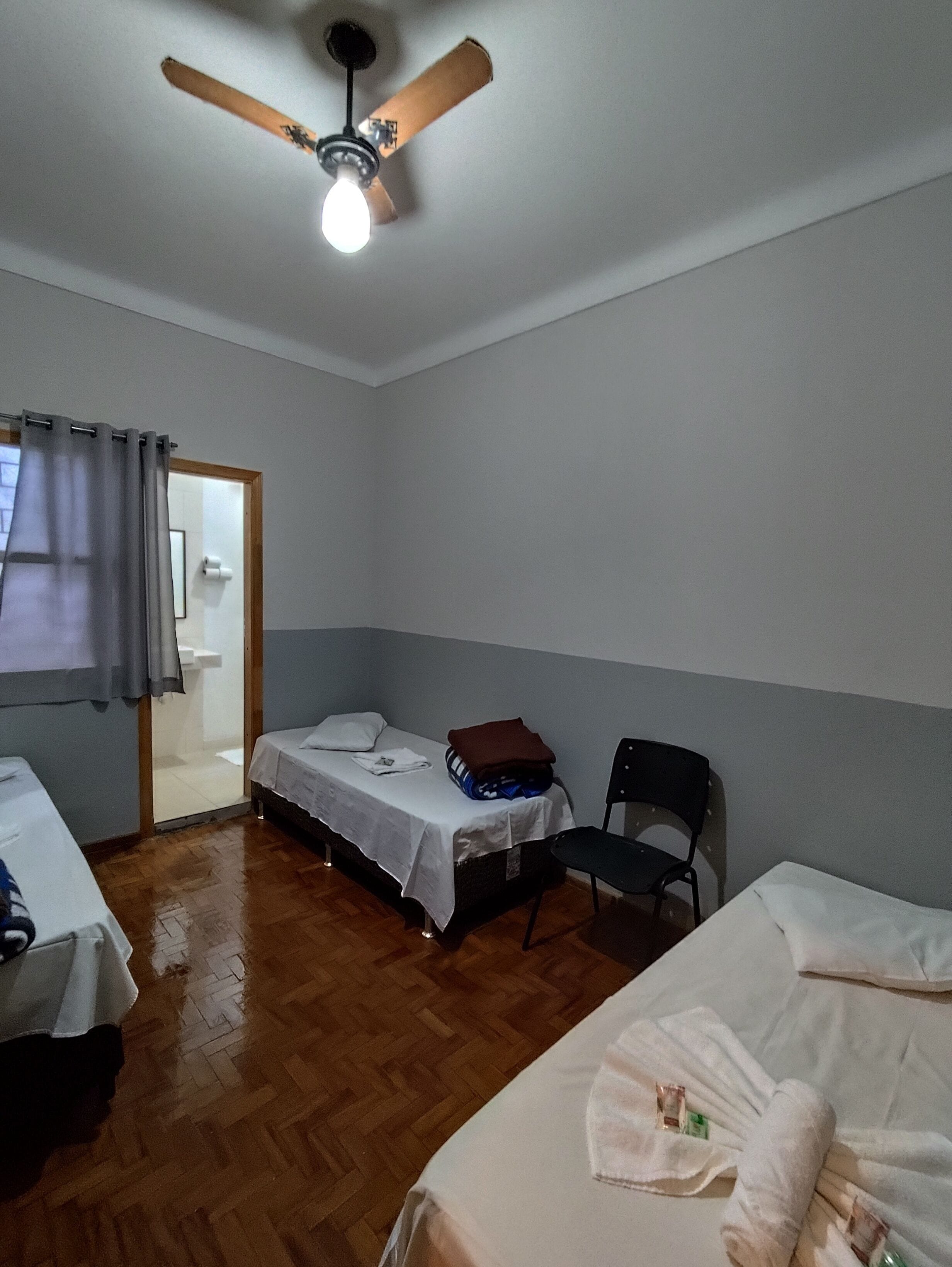 标准开间套房 | 迷你吧、办公桌、笔记本电脑工作区、免费 WiFi