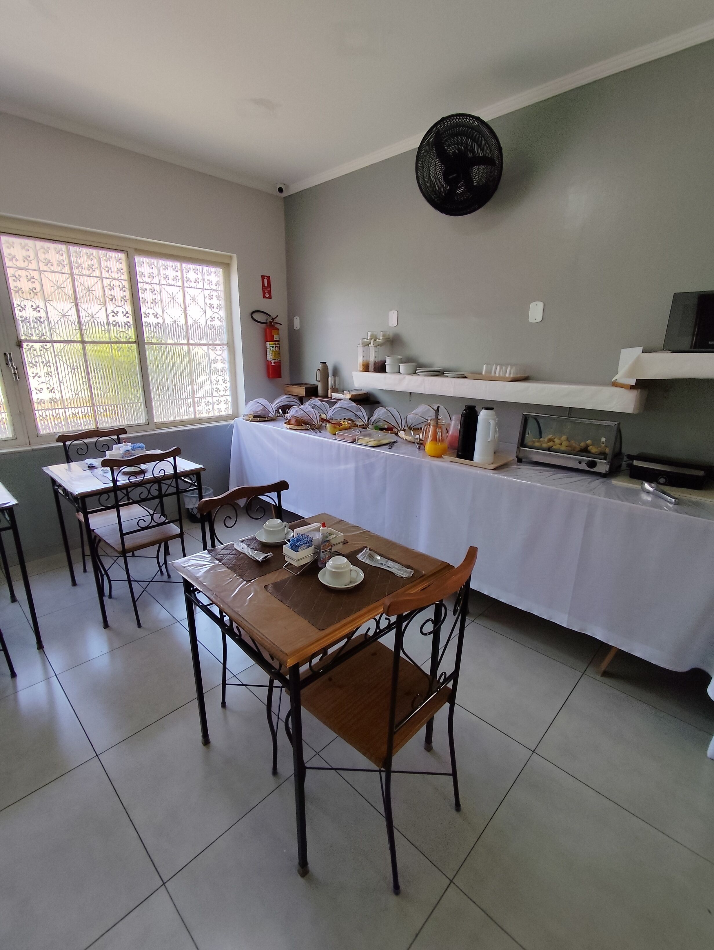 Café da manhã com buffet grátis todos os dias