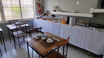 Café da manhã com buffet grátis todos os dias