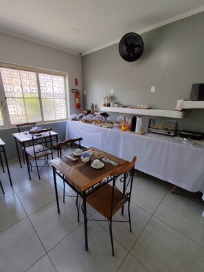 Tägliches inbegriffenes Frühstücksbuffet