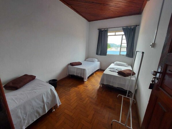 Minibar, Schreibtisch, laptopgeeigneter Arbeitsplatz, kostenloses WLAN