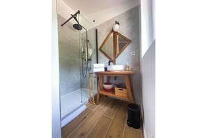 Dusche, Haartrockner, Handtücher, Seife