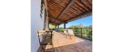 屋外ダイニングエリア