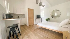 Een strijkplank/strijkijzer, reisbedje, gratis wifi, beddengoed