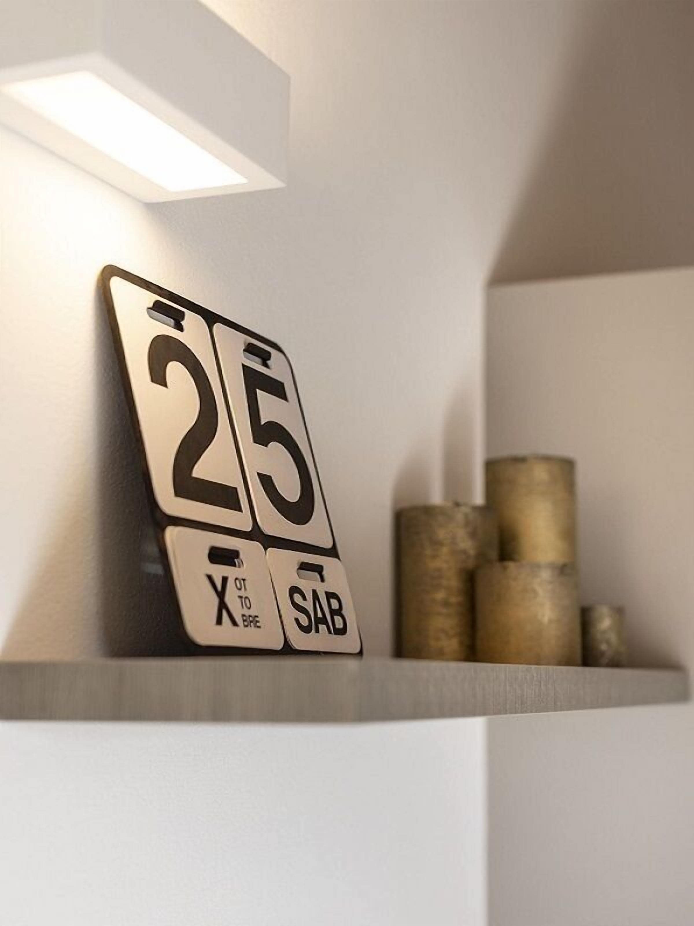 Une plaque fixée au mur, portant le numéro 25 et comportant deux boutons étiquetés « X vers BPE » et « SAB ».