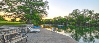 Riverfront vacation cabin w kayaks - Hunt, TX