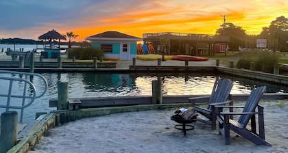 1BR Waterfront cottage with a view of the wild Chincoteague ponies!