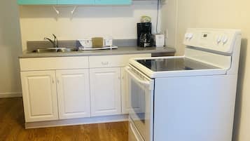 Fridge, oven, stovetop, coffee/tea maker
