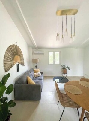 Smart-tv, een tafeltennistafel en boeken