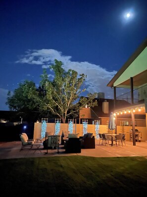 Outdoor dining - Heated Pool and Hot Tub -Casa Bonita An Irvie Home (Albuquerque)