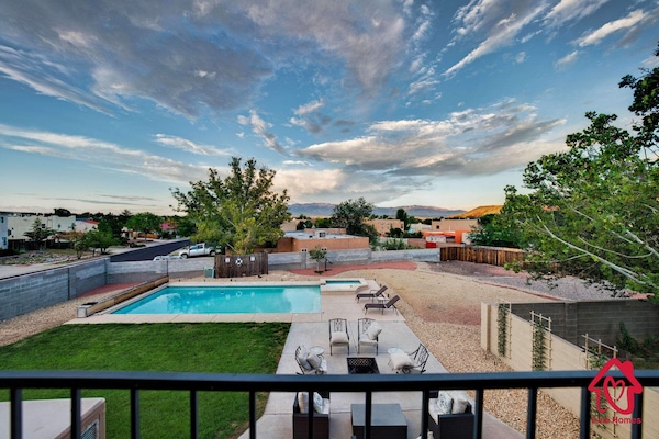 Unobstructed view of Sandia Mountains!