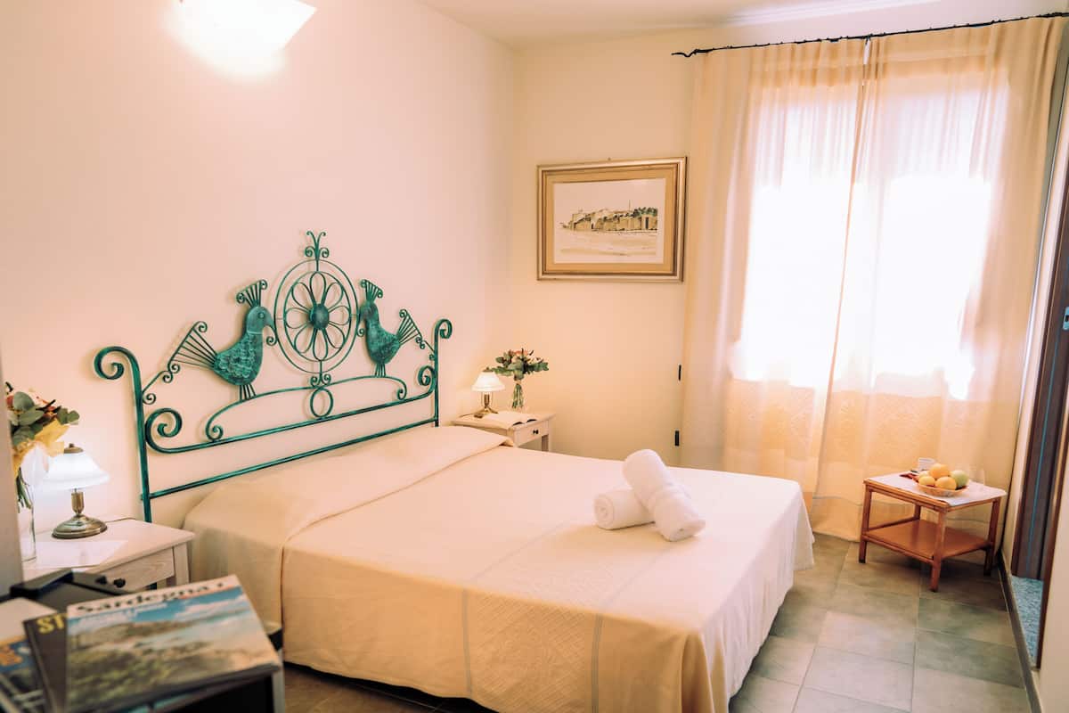Minibar y ropa de cama