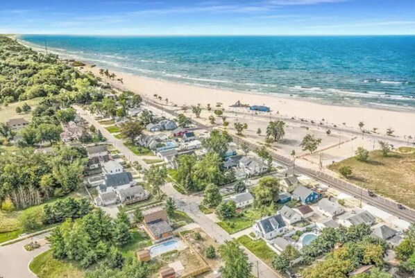 Beach nearby, sun loungers, beach towels